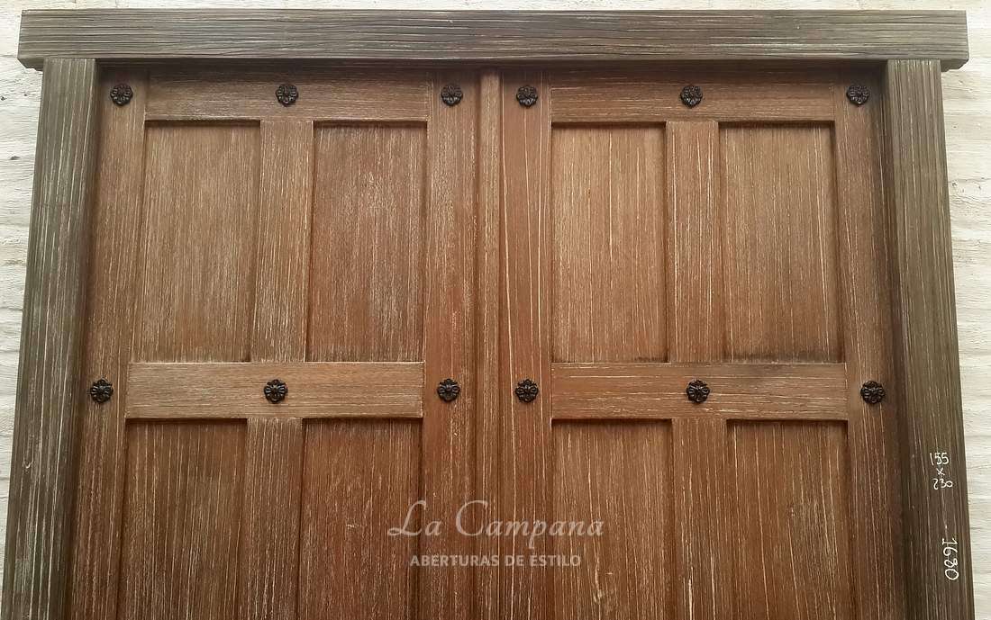 Puerta doble con detalles en hierro